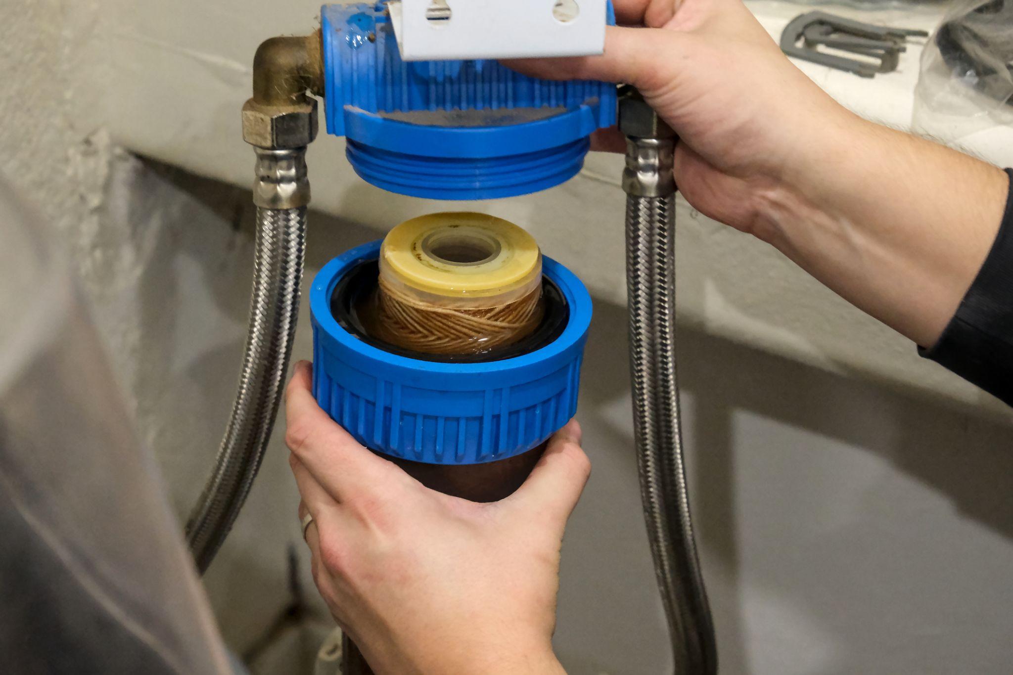 Replacement of a water softener filter cartridge by a technician
